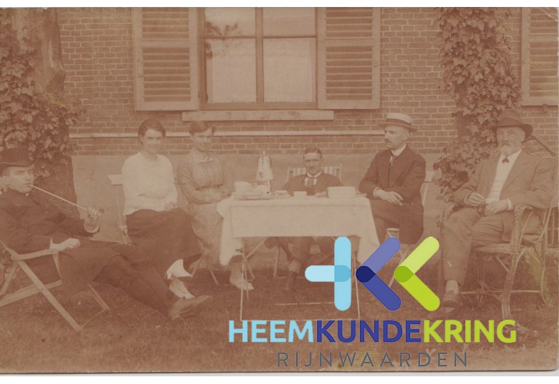 br109 Familie Van de Loo-Curten op huis hoek Lobith